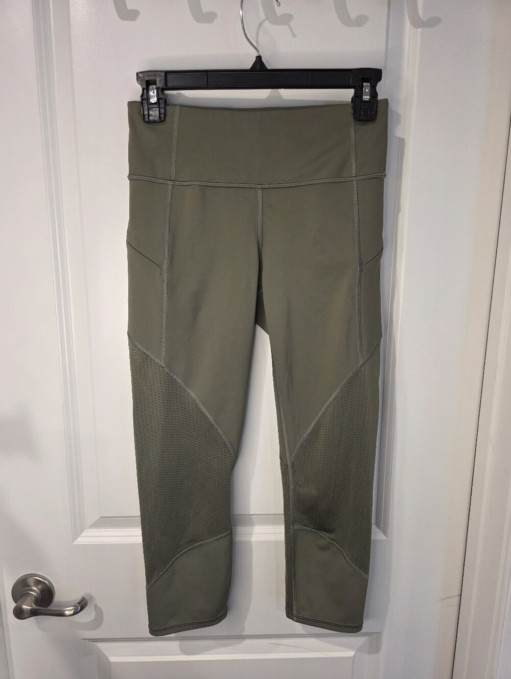 Athleta Mesh Contender Capri Leggings